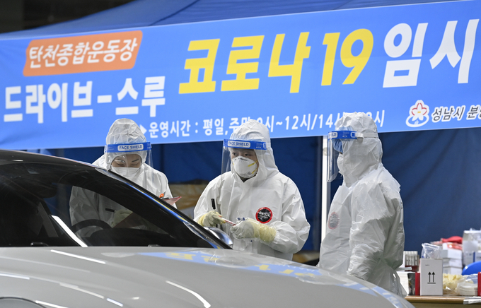 성남시 분당구 탄천종합운동장에 마련된 드라이브스루 임시 선별검사소에서 의료진들이 분주하게 코로나19 검사를 하고 있다. (사진=황준선 기자)