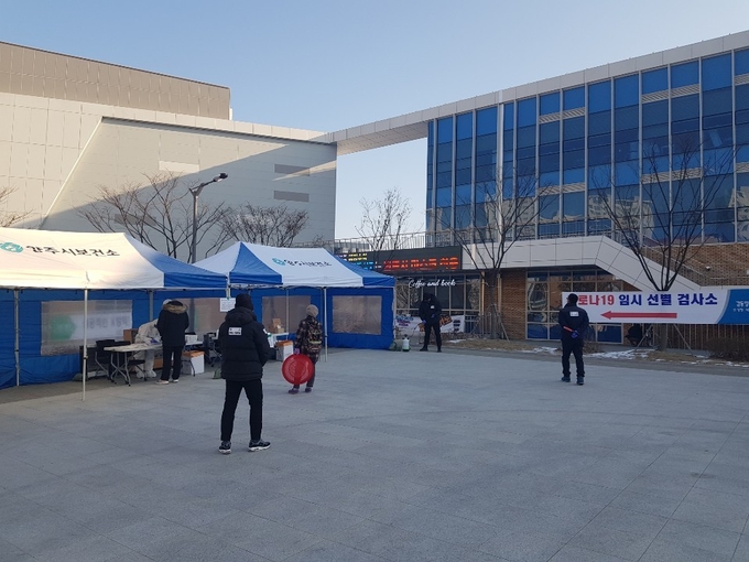 양주시가 코로나 19 확산방지를 위해 마련한 옥정동 호수스포츠 센터 선별진료소.