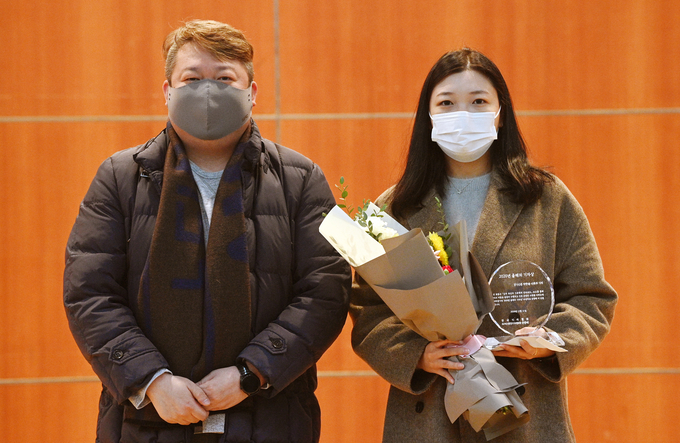 본보 박한솔 기자(오른쪽)가 21일 경기아트센터 꿈꾸는컨벤션홀에서 열린 2020 인천경기기자협회 올해의 기자상 시상식에서 문완태 협회장과 기념촬영을 하고 있다. ( 사진 = 조병석 기자)
