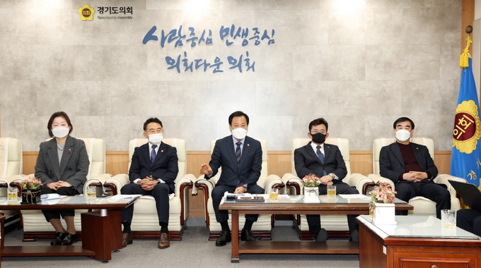 경기도의회 의장단 등이 지방자치법 전부개정안 국회 통과 관련 출입기자단 정담회를 진행하고 있다. 왼쪽부터 문경희.진용복 부의장, 장현국 도의회의장, 박근철 더민주 대표의원, 염종현 더민주 전 대표의원. (사진=경기도의회 제공)