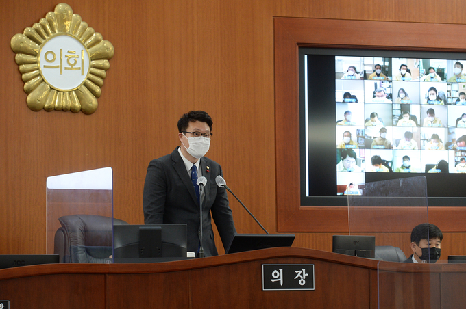 21일 장인수 오산시의회 의장이 ‘제254회 제2차 정례회 폐회를 선언하고 있다. (사진=오산시의회 제공)