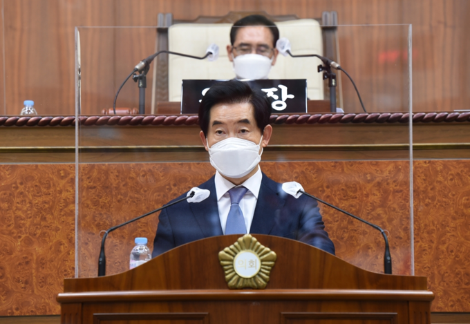 안병용 의정부시장이 의회에서 인사하고 있다.