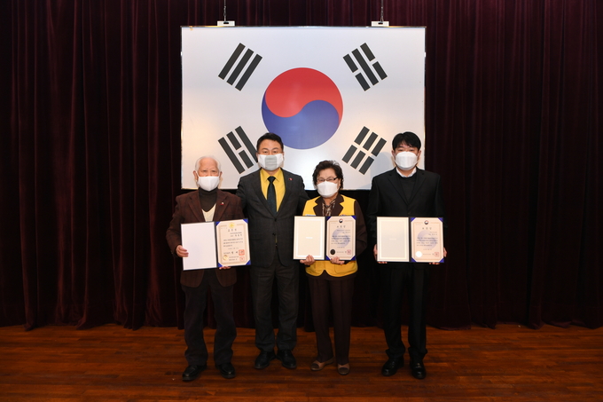 안승남 구리시장이 지난 18일 2020년 대한민국 자원봉사대상 정부포상 수여식을 갖고 있다. (사진=구리시 제공)