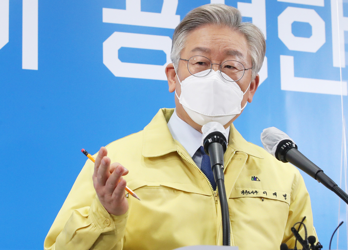 21일 오후 경기도청 브리핑룸에서 이재명 경기도지사가 오는 23일 0시부터 내년 1월3일 자정까지 5인이상 실내외 모든 사적모임을 금지하는 집합금지 행정명령을 발표하고있다. (사진= 경기사진공동취재단)