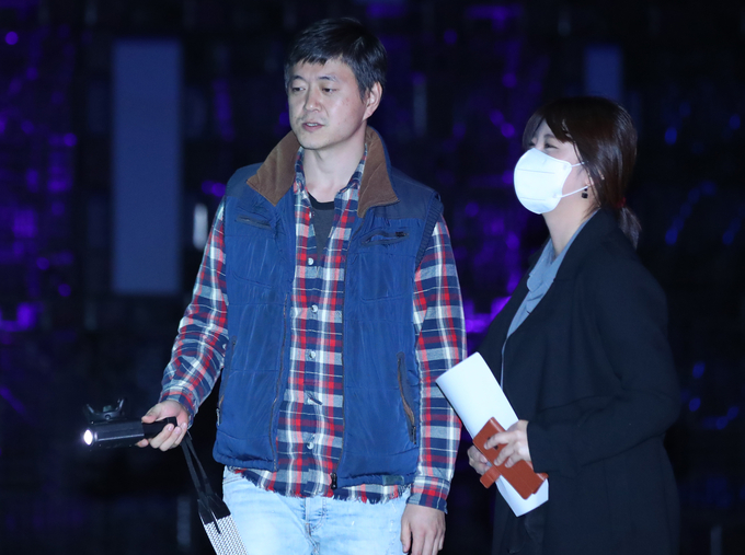 지난 10월 문준용 작가가 자신의 작품을 취재인에게 설명하고 있다. (사진=연합뉴스 제공)