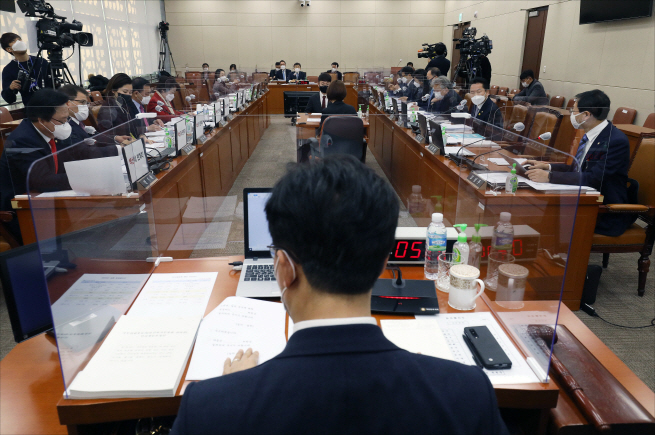 22일 오전 서울 여의도 국회에서 권덕철 보건복지부 장관 후보자에 대한 국회 인사청문회가 열리고 있다. 사진=연합뉴스 