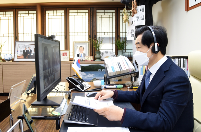 안병용 의정부시장이 22일 연말연시 코로나19 방역 강화 특별대책 공지를 통해 코로나19가 조기 차단될 수 있도록 적극적인 협조를 당부하고 있다. (사진=의정부시 제공)