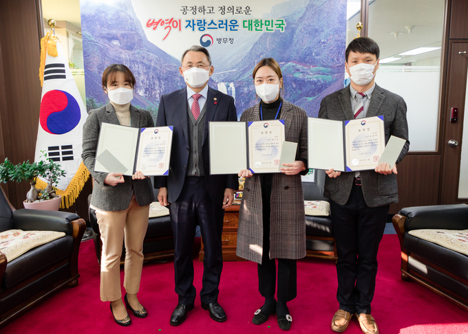 22일 병무청에서 행정안전부 주관 2020년 제안활성화 유공공무원 및 중앙 우수제안으로 선정된 직원에게 표창장을 전달했다. (사진=경인지방병무청 제공)