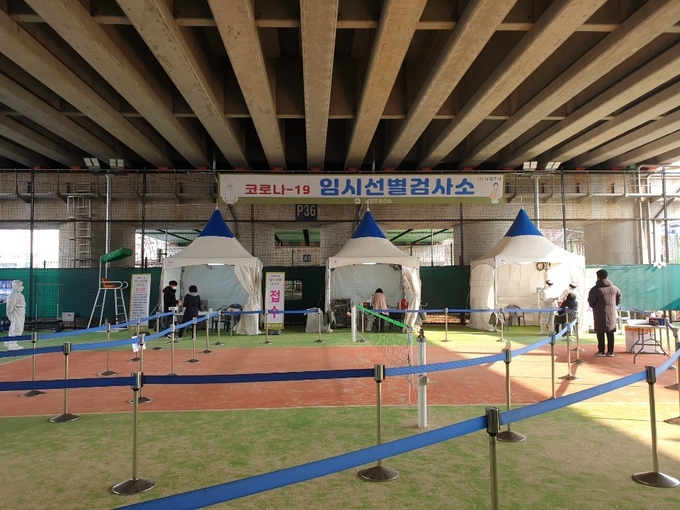 남양주시는 코로나19 확산 차단을 위해 기존에 운영 중인 와부·진건·별내 임시 선별검사소를 평내호평역 인근 평내제2공영주차장에서도 추가로 설치해 22일부터 운영한다.(사진=남양주시 제공)