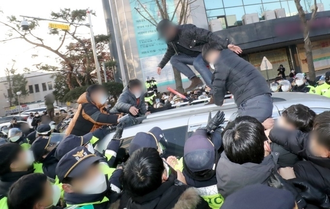 지난 12일 조두순의 출소 당일 호송차량에 올라탄 시민들의 모습 (사진=황준선 기자)