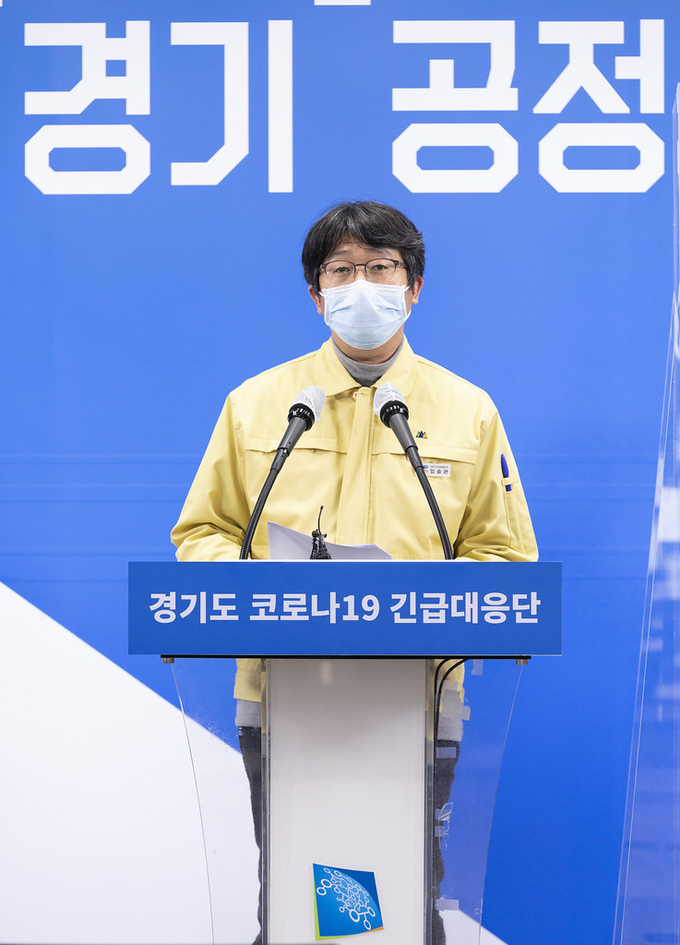 22일 오후 경기도청 브리핑룸에서 임승관 코로나19 긴급대응단 단장이 코로나19 긴급대응단 정례브리핑을 하고있다. (사진= 경기도 제공)