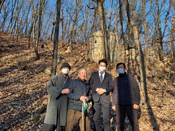 더불어민주당 오영환 국회의원(의정부 갑)이 지난 2일 새롭게 발견됐다고 주장하는 녹양동 선돌 앞에서 기념촬영을 하고 있다. (사진=오영환 의원실 제공)