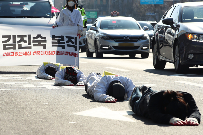 ‘김진숙 희망버스 기획단’이 22일 한진중공업 해고노동자인 김진숙 민주노총 부산지역본부 지도위원의 복직을 촉구하는 무기한 단식농성을 시작했다. (사진=연합뉴스 제공)