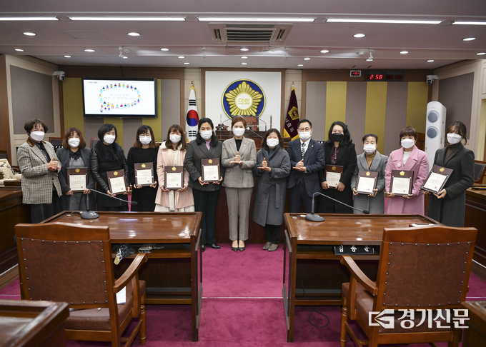 포천시의회 손세화 의장과 송상국 부의장이 보육발전 유공자들과 함께 기념촬영하고 있다. (사진=포천시의회 제공)