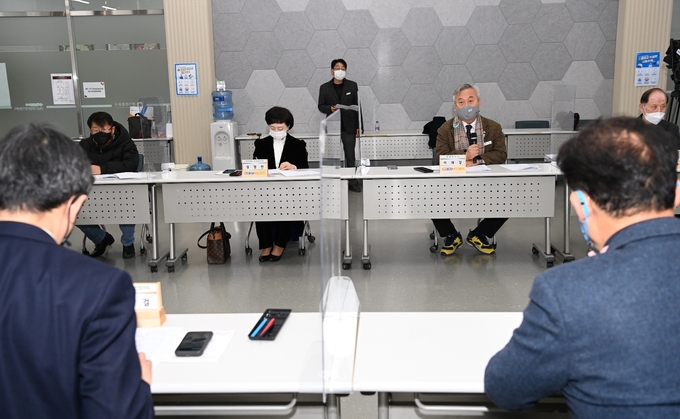 이재강 경기도 평화부지사가 지난 22일 파주 임진각 평화누리 현장집무실에서 '개성공단 재개 선언을 위한 연대회의 준비위원회' 회를 진행하고 있다. (사진=경기도 제공) 