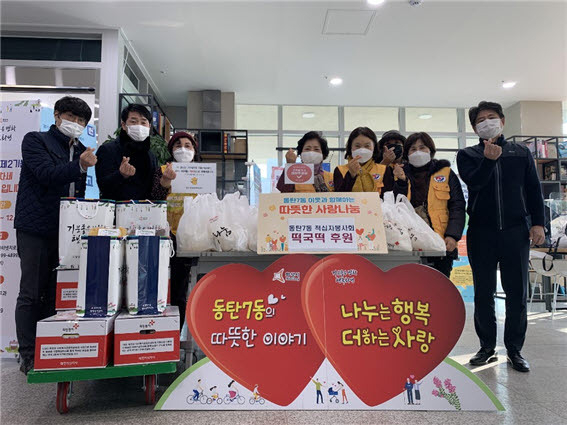 배정수 화성시의원이 ‘이웃과 함께하는 따뜻한 사랑나눔’ 행사에 참석해 주민들과 소통하는 시간을 가졌다. (사진=배정수 의원 제공)