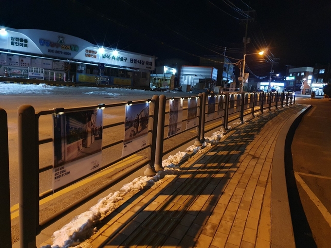 파주 교하동 거리에 전시된 사진들이 오가는 시민들의 이목을 끌었다. (사진=파주시 제공)