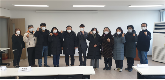광주시 지속가능발전협의회가 각 분과 임원과 운영위원장, 부위원장을 선출하고 기념사진을 찍고 있다. (사진=광주시 제공)