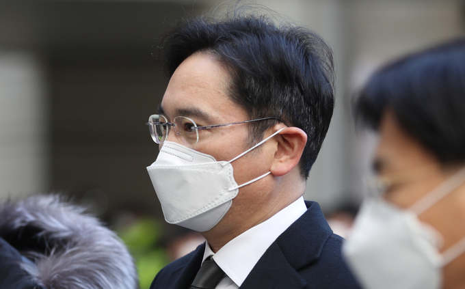 지난 21일 서울고등법원에서 열린 ‘국정농단’ 파기환송심 속행 공판에 출석하는 이재용 삼성전자 부회장의 모습. (사진=연합뉴스)