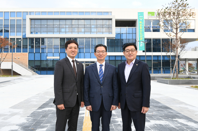  양주시 초등학교 급식실과 체육관 3개소 신축 확정을 이끌어 낸 정성호 국회의원(가운데), 박태희 도의원(왼쪽), 박재만 도의원(오른쪽).