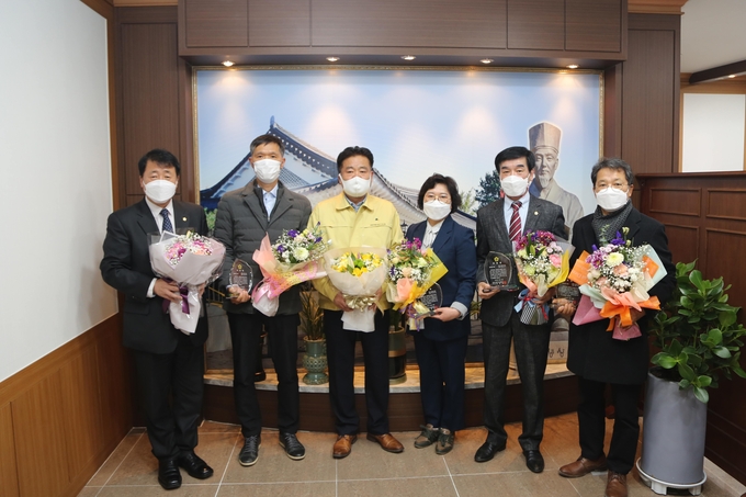 남양주시의회 김진희·김현택·이상기·최성임 의원이 제6회 경기도 북부시·군의회 의정활동 우수의원으로 선정돼 23일 시의회에서 표창을 전수 받았다.(사진=남양주시의회 제공)