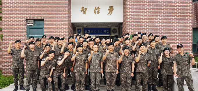 순천향대학교 제167학군단 간부와 후보생들이 지난 하계입영훈련을 마치고 자신감이 가득찬 파이팅을 외치고 있다. (사진=순천향대 제공)