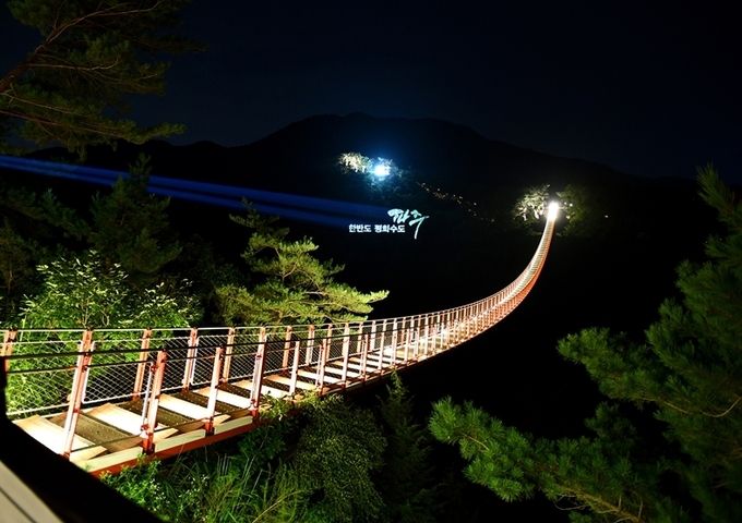 코로나19로 인해 폐쇄가 결정된 파주 감악산 출렁다리. (사진=파주시 제공)