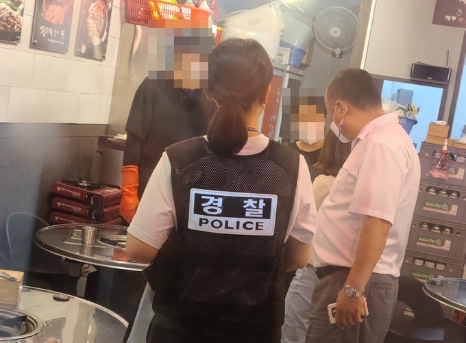 거리두기 단속 현장 (사진 = 경기도 제공)