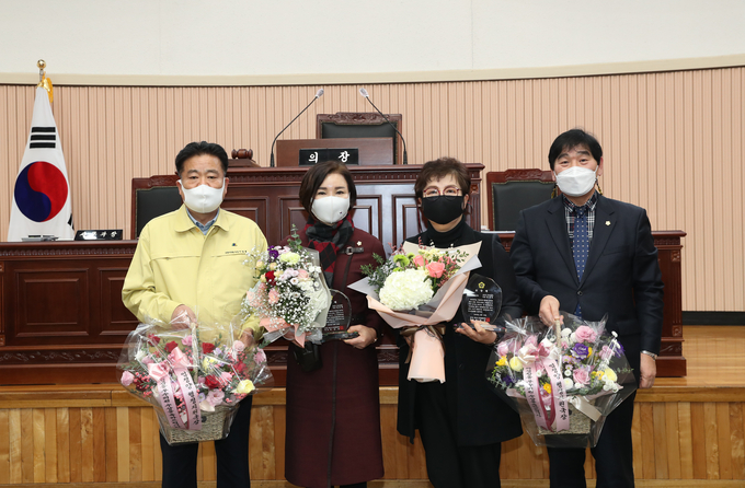 구리시의회는 지난달 15일 임연옥 부의장, 양경애 의원이 ‘제6회 경기도 북부시군의회 의정활동 우수의원’ 으로 선정됐다. (사진=구리시의회 제공)