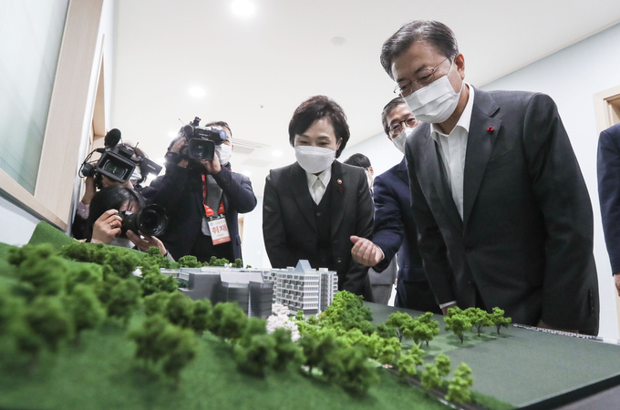 지난 11일 오전 경기 화성시 LH 공공임대주택 100만호 기념단지인 동탄 공공임대주택에서 문재인 대통령, 김현미 국토교통부 장관, 변창흠 국토교통부 장관 후보자가 임대주택 단지 모형을 보는 모습. (사진=연합뉴스)