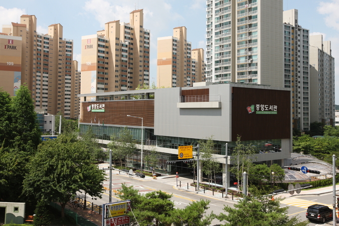 오산시는 중앙도서관이 ‘2020년 도서관 개관시간 연장사업’평가에서 우수 운영기관에 선정돼 문화체육부장관상을 수상했다. 사진은 오산중앙도서관전경모습. (사진=오산시 제공)