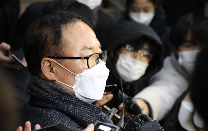 윤석열 검찰총장 검사징계위원회 2차 심의를 마친 정한중 징계위원장 직무대리가 기자들의 질문에 답하고 있다. (사진=연합뉴스 제공)