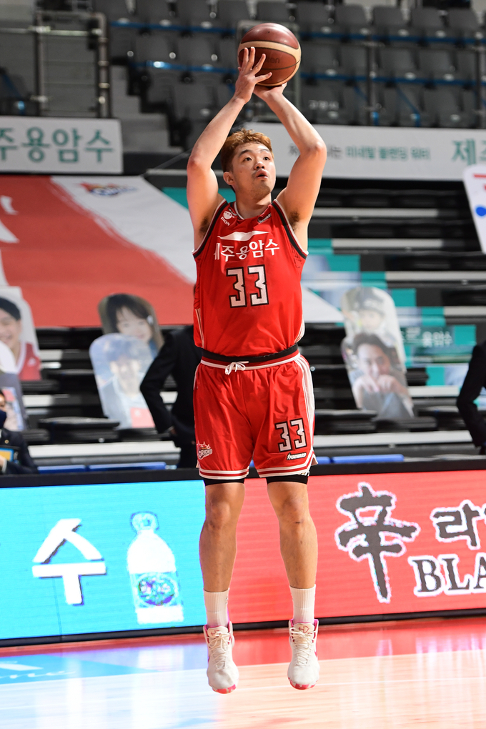 26일 고양체육관에서 열린 2020~2021 현대모비스 프로농구 정규리그 인천 전자랜드와 고양 오리온의 경기에서 오리온 이승현이 3점슛을 날리고 있다. (사진=KBL 제공)