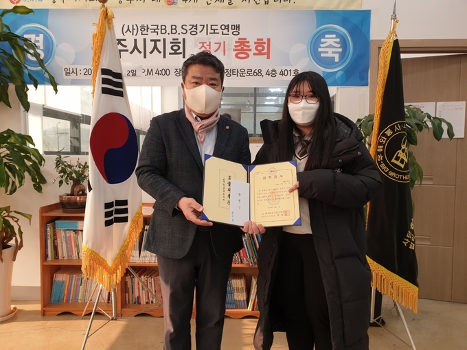 박해광 BBS광주시지회장이 관내 청소년을 대상으로 장학생을 선발해 한 학생에게 장학증서를 전달하고 있다. (사진=B.B.S광주시지회제공)