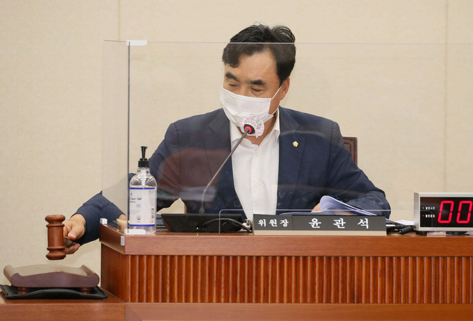 윤관석 위원장이 정무위원회 회의를 주재하고 있다.