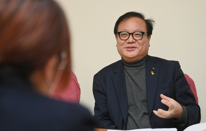 경기신문 기자와 인터뷰하고 있는 송성영 경기민언련 공동대표 (사진=조병석 기자)