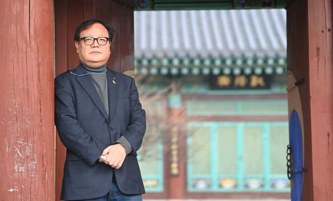 송성영 경기민언련 공동대표가 인터뷰를 마치고 여산송씨 정가공파 재궁종회의 재실인 묵음재에서 사진 촬영을 하고 있다. (사진=조병석 기자)