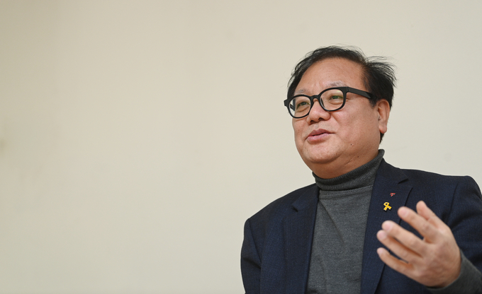 경기신문 기자와 인터뷰하고 있는 송성영 경기민언련 공동대표 (사진=조병석 기자)