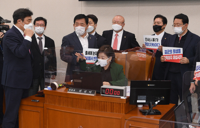 28일 서울 여의도 국회에서 열린 국토교통위원회 전체회의에서 진선미 국토교통위원장이 국민의힘 의원들 항의 속에 변창흠 국토교통부 장관 후보자에 대한 인사청문경과보고서를 채택하고 있다. 사진=연합뉴스 