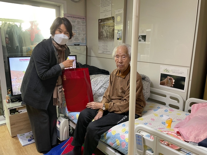 경기남부보훈지청이 생존 독립유공자인 이영수 애국지사의 생신을 맞아 보훈복지타운 자택을 방문했다. (사진=경기남부보훈지청 제공)