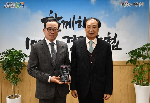 신선철 경기언론인클럽 이사장(사진 오른쪽)과 김장섭 농협중앙회 경기지역본부장이 감사패 전달식에서 기념사진을 촬영하고 있다..(사진= 경기언론인클럽 제공)