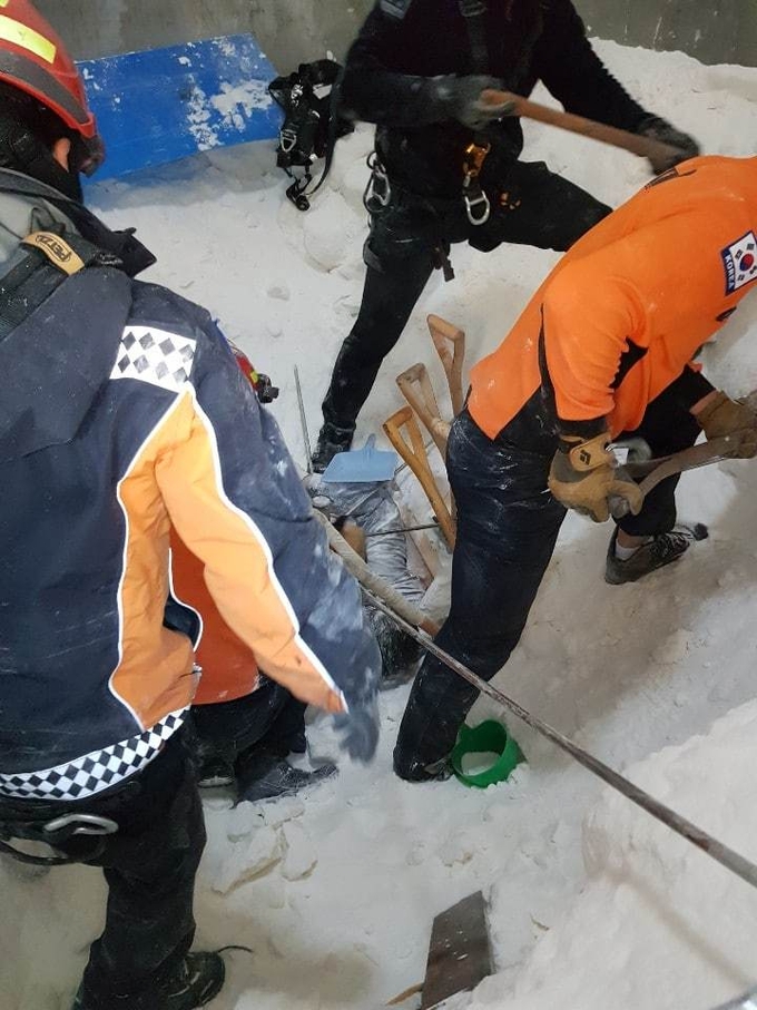 28일 오전 9시 4분쯤 안양시 만안구의 설탕 공장 창고에서 작업자가 매몰되는 사고가 발생했다. (사진=경기도소방재난본부 제공)