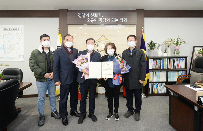 파주시의회 12월 칭찬공무원으로 선정된 강태규 팀장이 표창장을 들고 있다. (사진=파주시의회 제공)