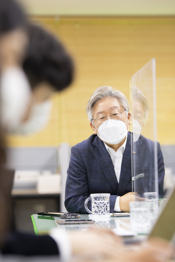 이재명 경기도지사가 28일 경기도 기자단과 인터뷰를 진행하고 있다. (사진= 경기도 제공)