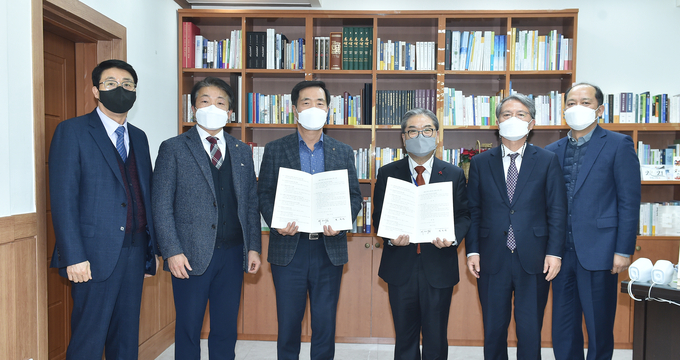 경기도교육청(이재정 교육감)이 경기도교원단체총연합회와 2020 교섭·협의 33개항에 합의했다. (사진=경기도교육청 제공)