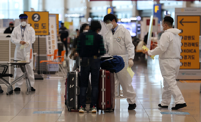 코로나19 확산세가 계속되면서 방역 당국이 인천국제공항 등 공항에 대한 방역을 강화하고 나섰다. (사진=연합뉴스 제공)