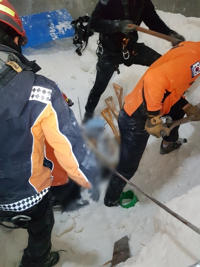 28일 오전 9시 4분쯤 안양시 만안구의 한 식음료 제조공장의 설탕 창고에서 작업자가 매몰되는 사고가 발생했다. (사진=경기도소방재난본부 제공)