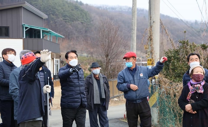 주말인 지난 27일 백군기 용인시장이 처인구 이동읍 서리 '상반마을'을 직접 찾아 민원을 청취하고 있다. (사진=백군기 시장 페이스북)