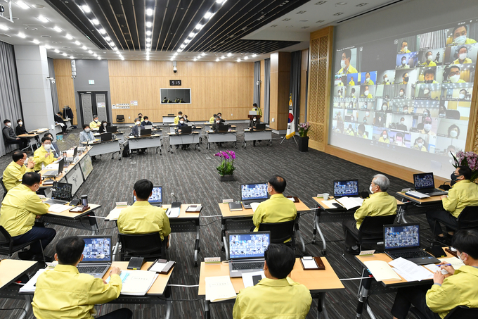 지난 12월14일 수원시청에서 2021 주요업무 보고회가 온라인과 오프라인을 병행해 개최돼 참석자들이 내년도 주요 추진 사업을 공유하며 의견을 나누고 있다. (사진=수원시 제공)