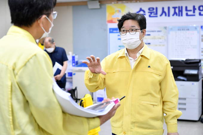 시민안전을 최우선으로 한 선제적 재난안전 대응체계 구축 및 운영을 2021년도 주요 업무로 꼽은 염태영 수원시장이 재난안전대책본부에서 코로나19 상황을 챙기는 모습. (사진=수원시 제공)